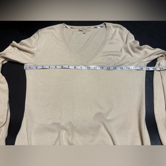 Burberry Classic Tan V-Neck Sweater size Medium - Picture 11 of 15